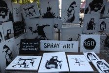 Banksy vendiendo obras originales a 60$ en Central Park 2 STALL TIGHT private 660x441
