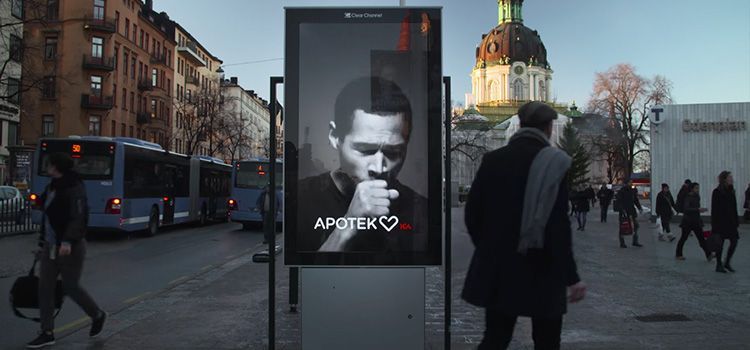 The interactive billboard that activates when a smoker passes next by 3 Mupi Interactivo de Apotek Hjartat