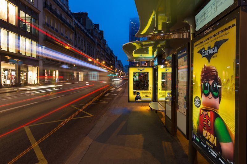 The original Bus Shelters to promote the 'Lego Batman' Movie 25 Marquesinas de Autobús Lego Batman