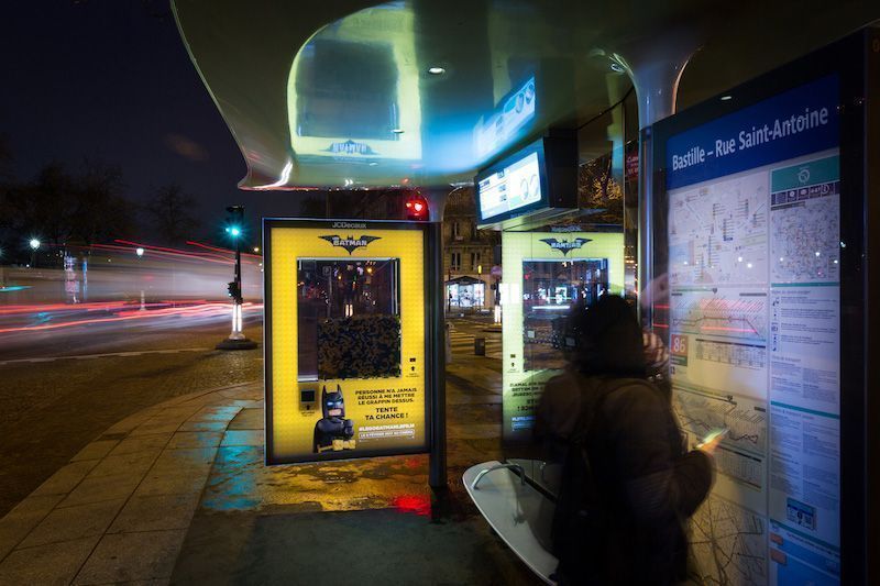 The original Bus Shelters to promote the 'Lego Batman' Movie 27 Paradas de autobús de Lego Batman