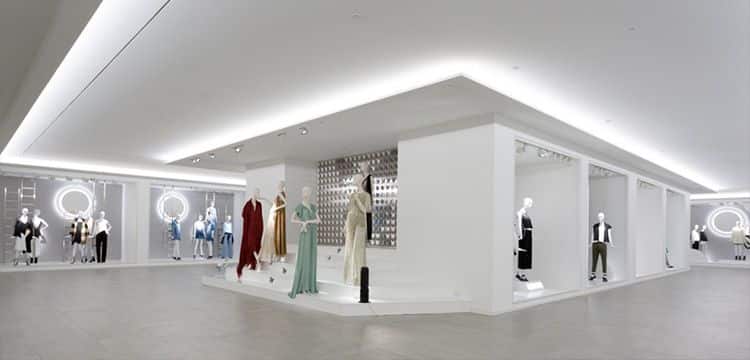 The marketing and advertising strategy of Zara 16 Escaparates de Zara en sede central