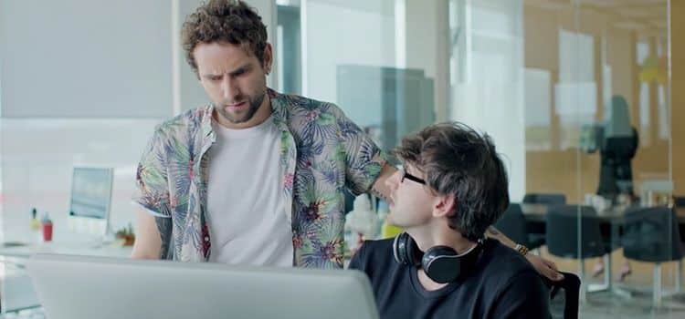 El divertido spot de Adobe parodia el día a día de un director de arte 2 spot de adobe stock