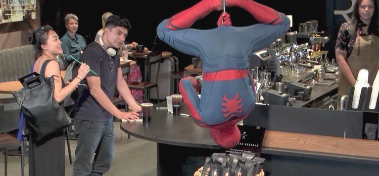 Spider-man tomando café en un Starbucks para promocionar su película 11 spider man tomando cafe starbucks 3