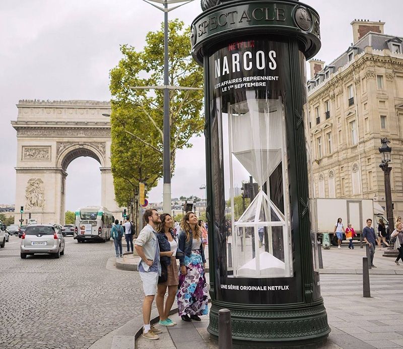 Un reloj de cocaína gigante para promocionar 'Narcos' 13 Reloj de cocaína de Netflix