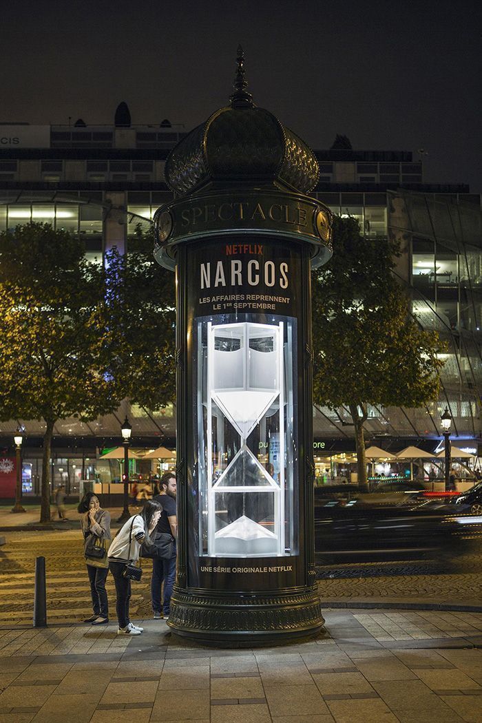 Un reloj de cocaína gigante para promocionar 'Narcos' 15 Reloj de cocaína de Netflix