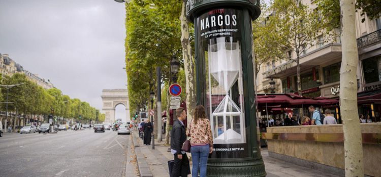 Un reloj de cocaína gigante para promocionar 'Narcos' 1 reloj cocaina publicidad