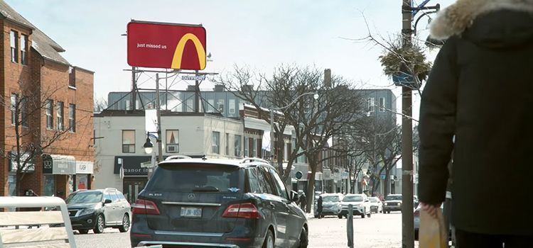 McDonalds billboards tell you the way with their "arches" 11 Publicidad Exterior de McDonalds: Follow the arches