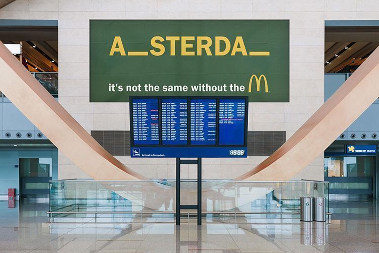 "M", a McDonald's advertising campaign in airports 22 Publicidad de McDonald's - Amsterdam