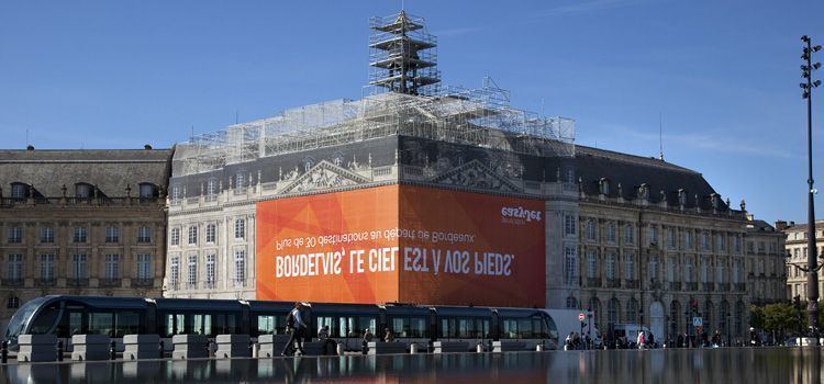The original EasyJet advertising billboard that is reflected in the water 5 Valla de publicidad de Easy Jet