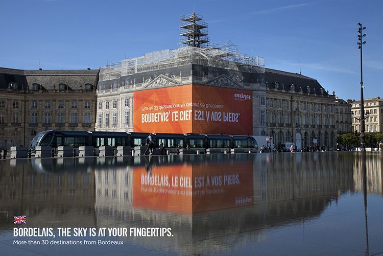 The original EasyJet advertising billboard that is reflected in the water 6 Valla de publicidad de Easy Jet