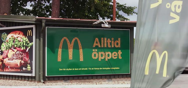 El hotel de McDonald's para abejas utilizando vallas de publicidad antiguas 3 Hotel para abejas McDonald's