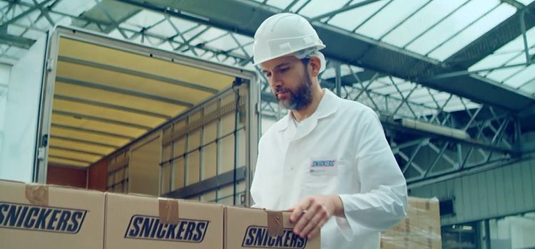 Snickers trolley consumers with a brilliant marketing campaign: #SnickersGate 6 snickersgate 01