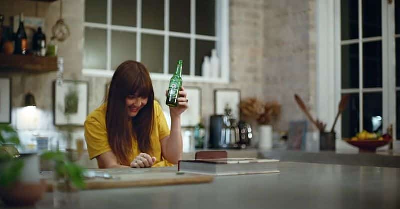 El anuncio de Heineken nos muestra la realidad tras las videollamadas 5 anuncio de heineken connections 03