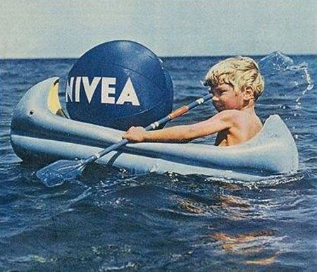 Pelota de Nivea en la playa Pelota de Nivea en la playa