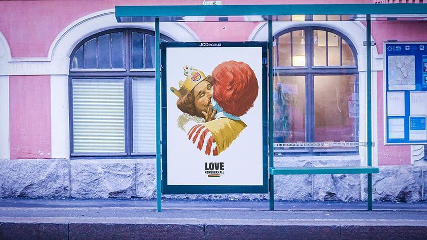 Beso entre las mascotas de Burger King y McDonald's Beso entre las mascotas de Burger King y McDonald's