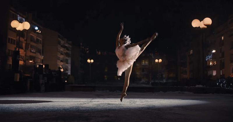 Amazon's Christmas Commercial: "The show must go on" 1 anuncio de navidad de amazon ballet 01