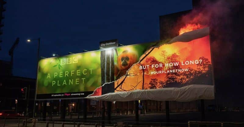 BBC burns billboard to promote "A Perfect Planet" 8 bbc quema valla de publicidad 01