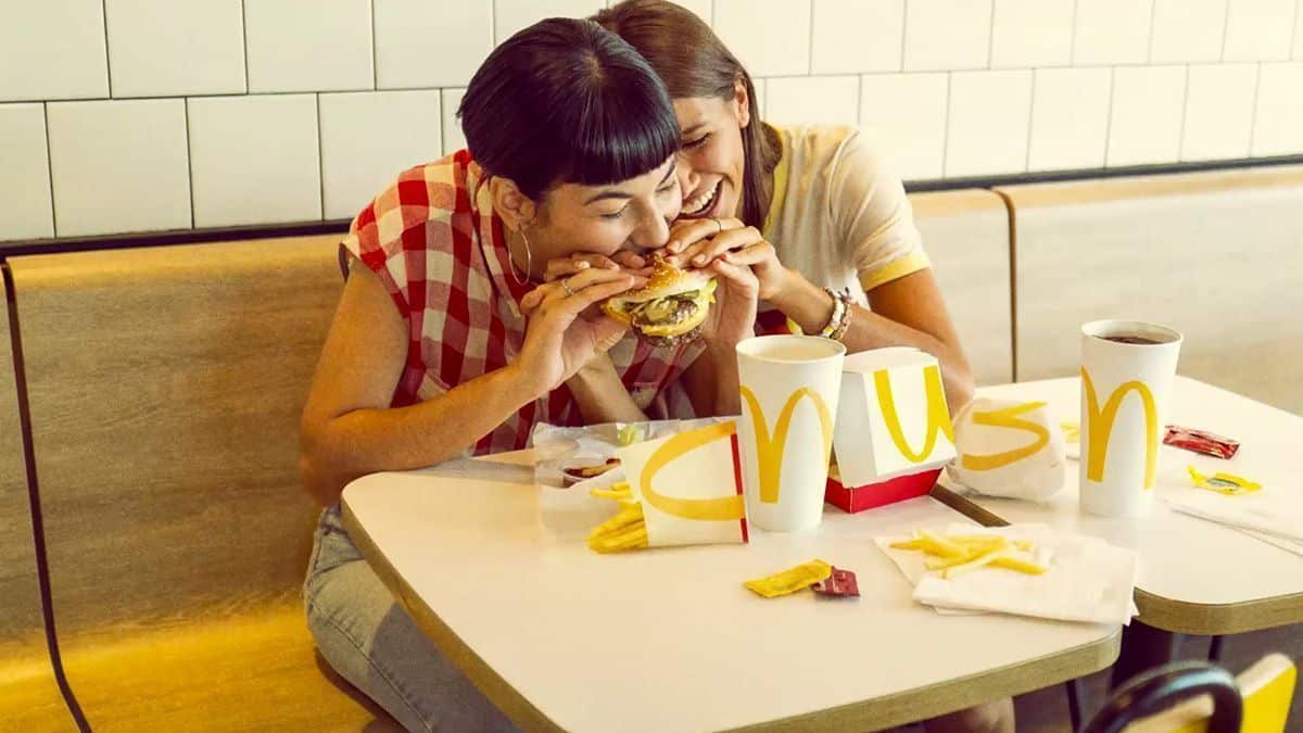 El alfabeto de McDonald's con su logotipo y packaging 4 alfabeto de mcdonalds say with m 02