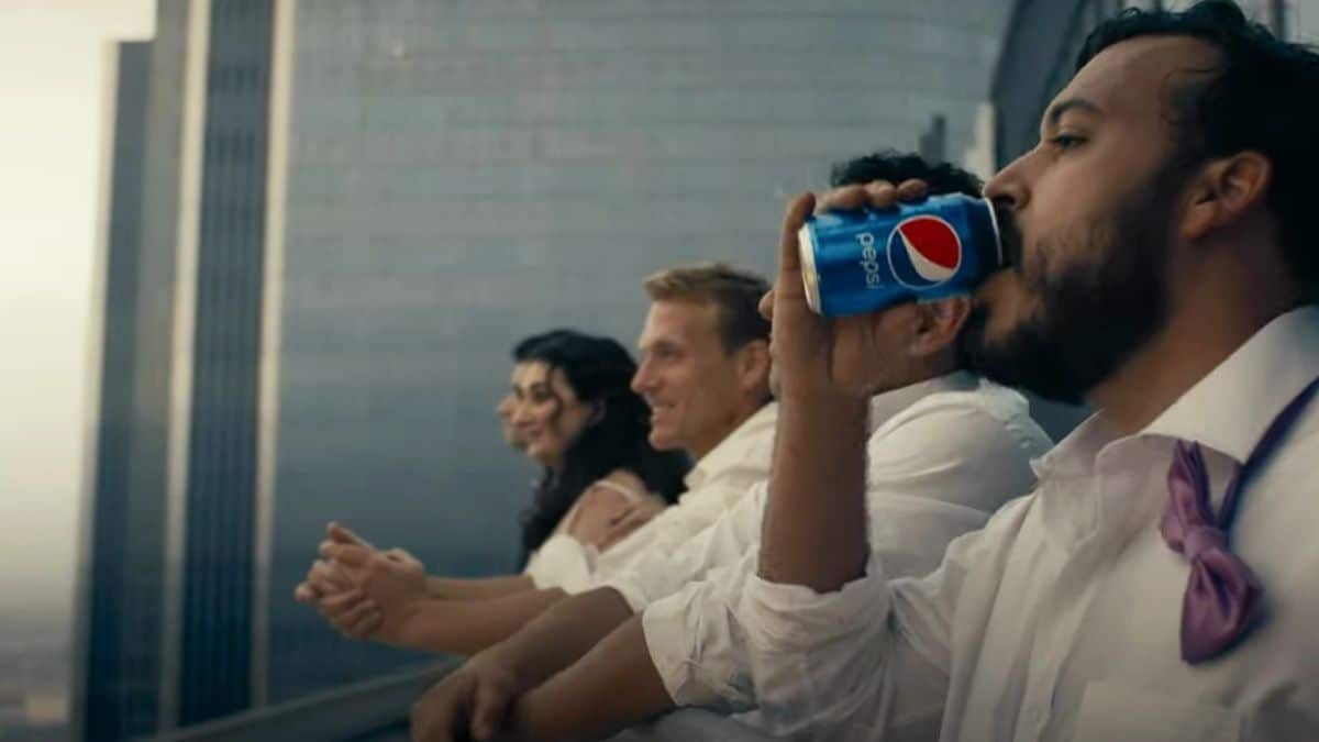 Pepsi commercial "The mess we miss" signals behaviors before pandemic 6 anuncio de pepsi the mess we miss 01