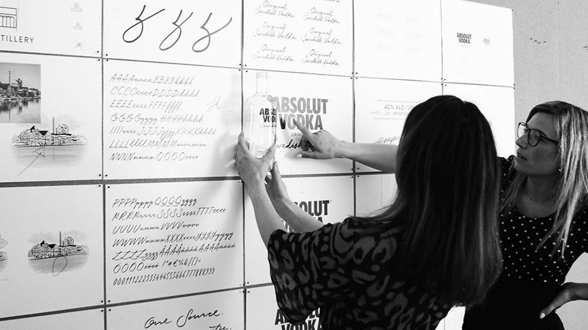 Absolut redesigns its bottle since its launch in 1979 3 Absolut rediseña su botella