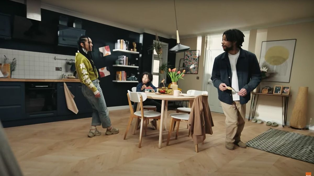 El espectacular anuncio de B&Q y la casa que voltea, literalmente: "Flip" 5 anuncio de bq flip 01
