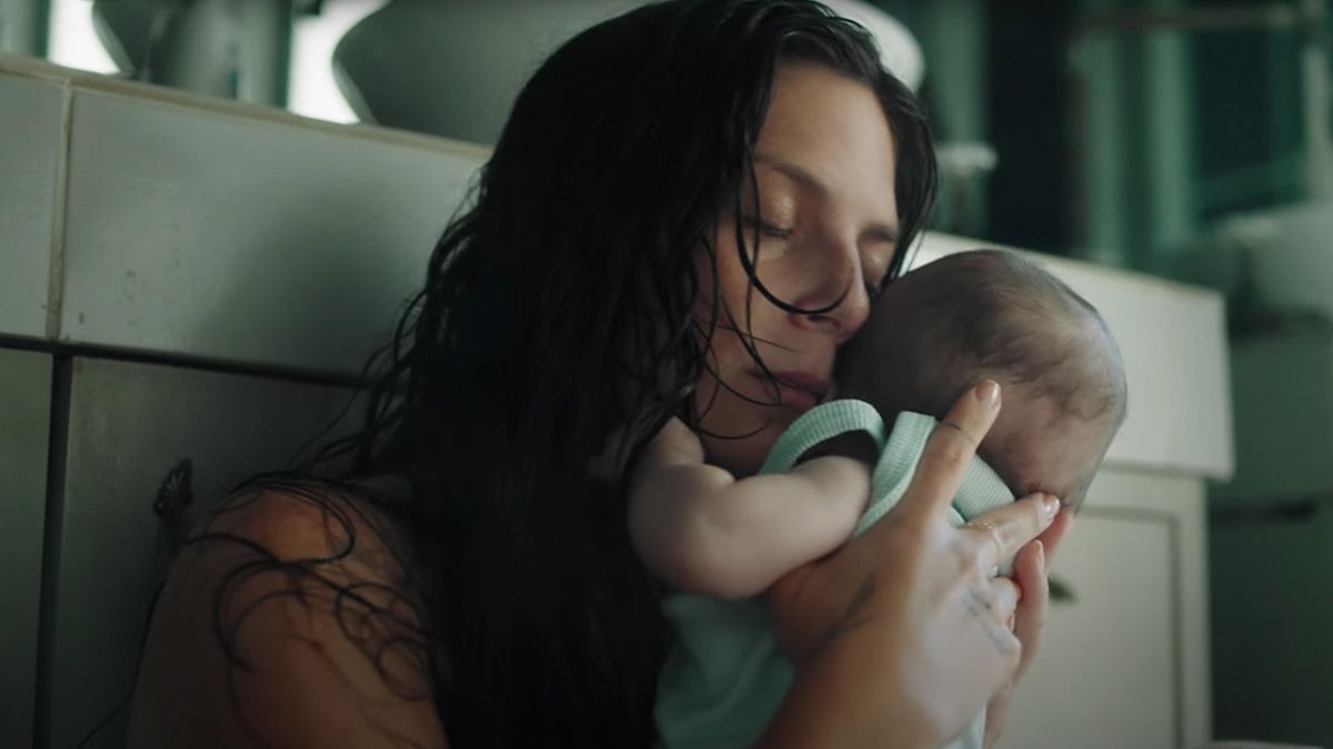 Dove's emotional campaign helps cope with the pressure of postpartum 9 campana dove under pressure 01