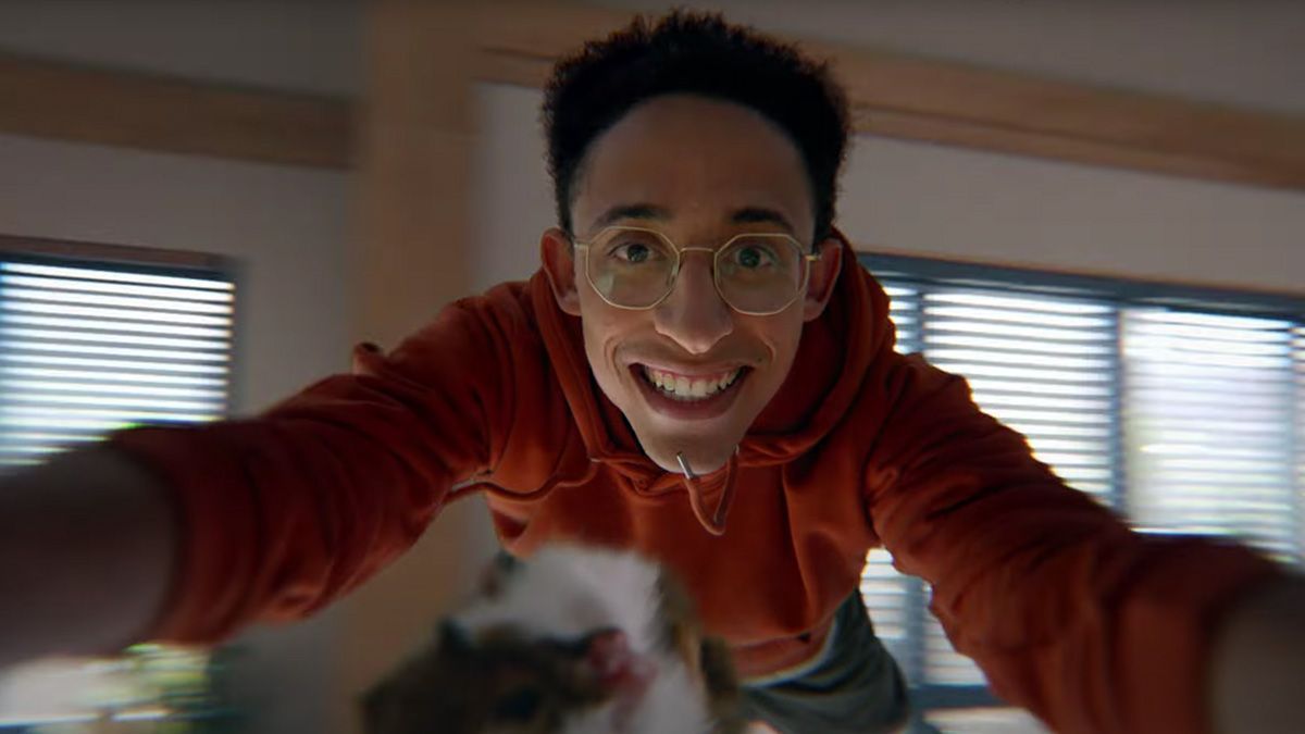Apple's advert and new Macbook Air represent lightness 8 anuncio de apple macbook air 2022 01