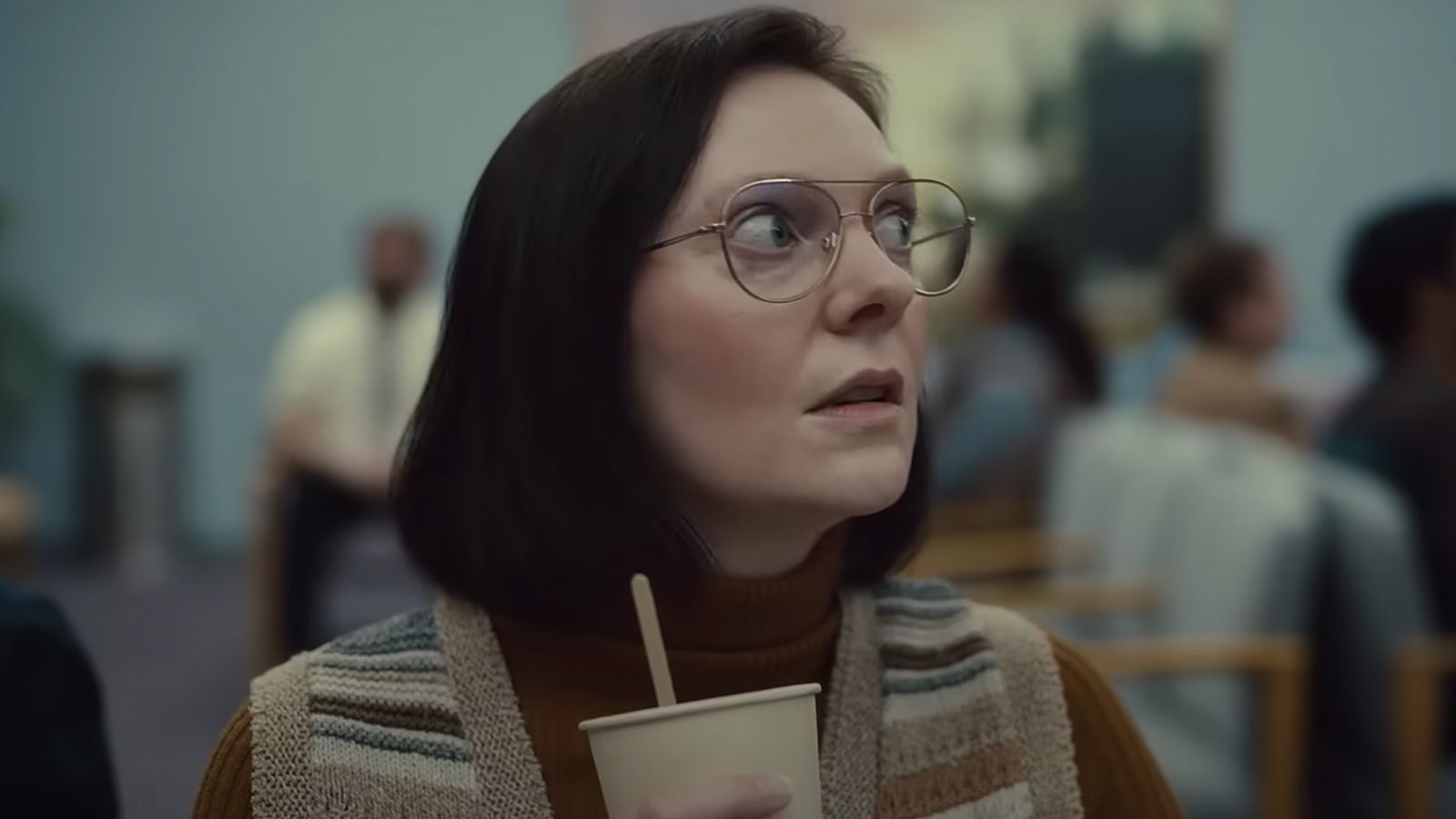 Apple's commercial is a funny story about privacy: "The Waiting Room" 4 anuncio de apple the waiting room 01