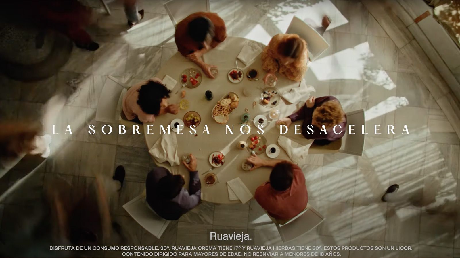 El anuncio de Ruavieja nos anima a buscar la calma entre el estrés 5 anuncio de ruavieja la sobremesa nos desacelera 01