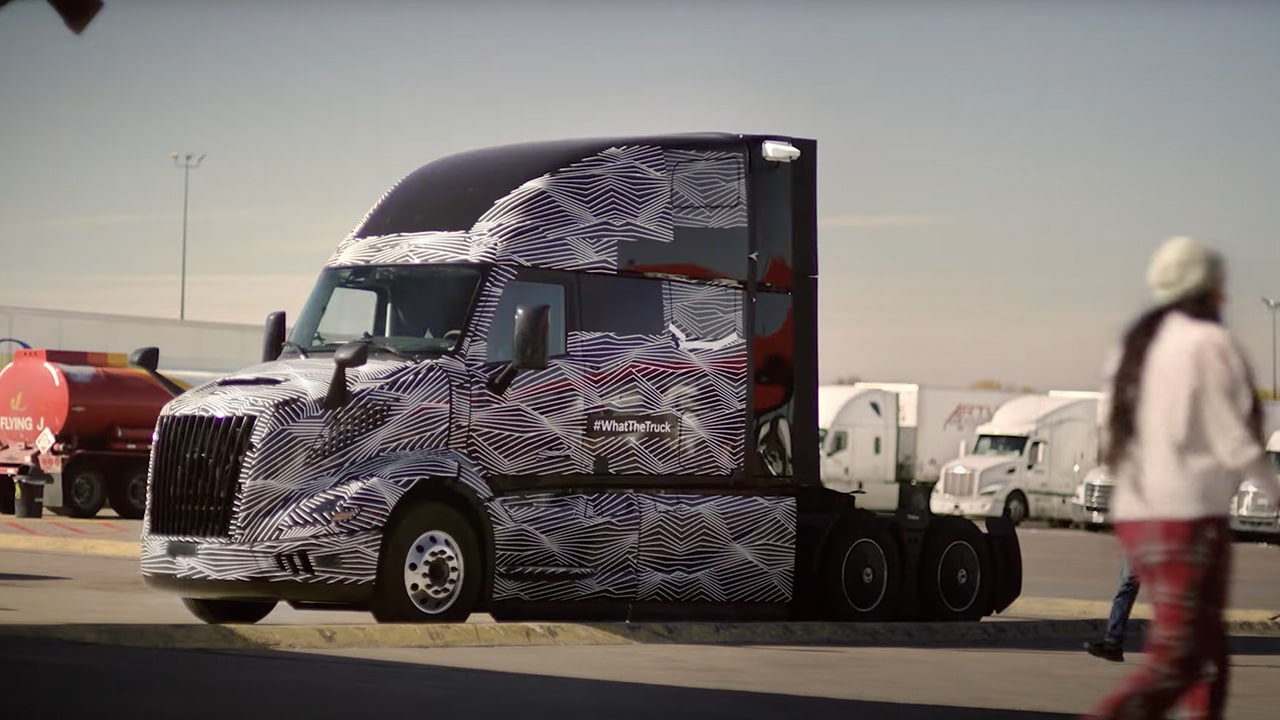 Volvo Trucks juega con el misterio escondiendo su camión a simple vista 9 volvo truck what the truck