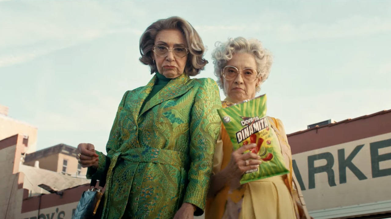 El divertido anuncio de Doritos para la Super Bowl: "Dina & Mita" 7 anuncio doritos para la super bowl dina y mita