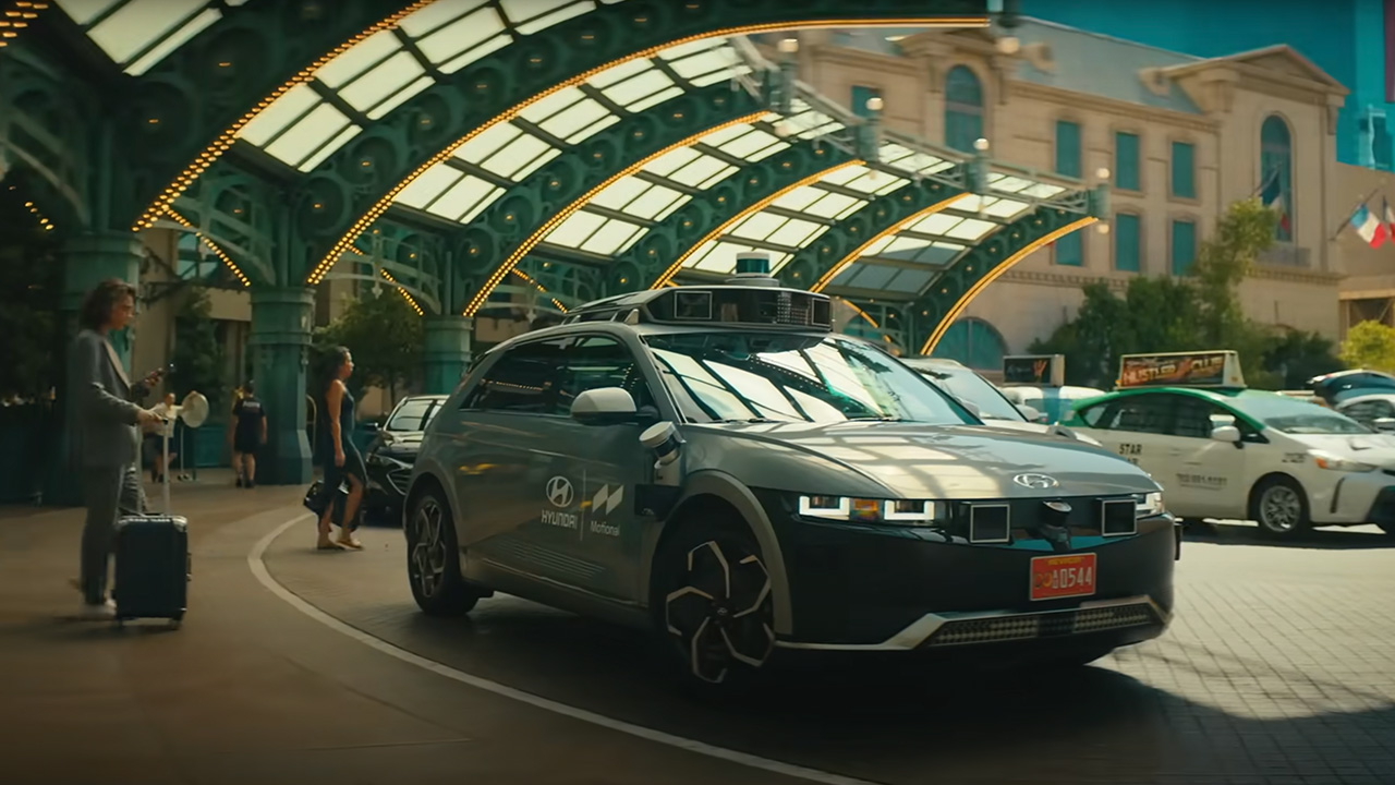 La alucinante campaña de Hyundai para anunciar sus robotaxis en Las Vegas 2 campana de hyundai robotaxi las vegas