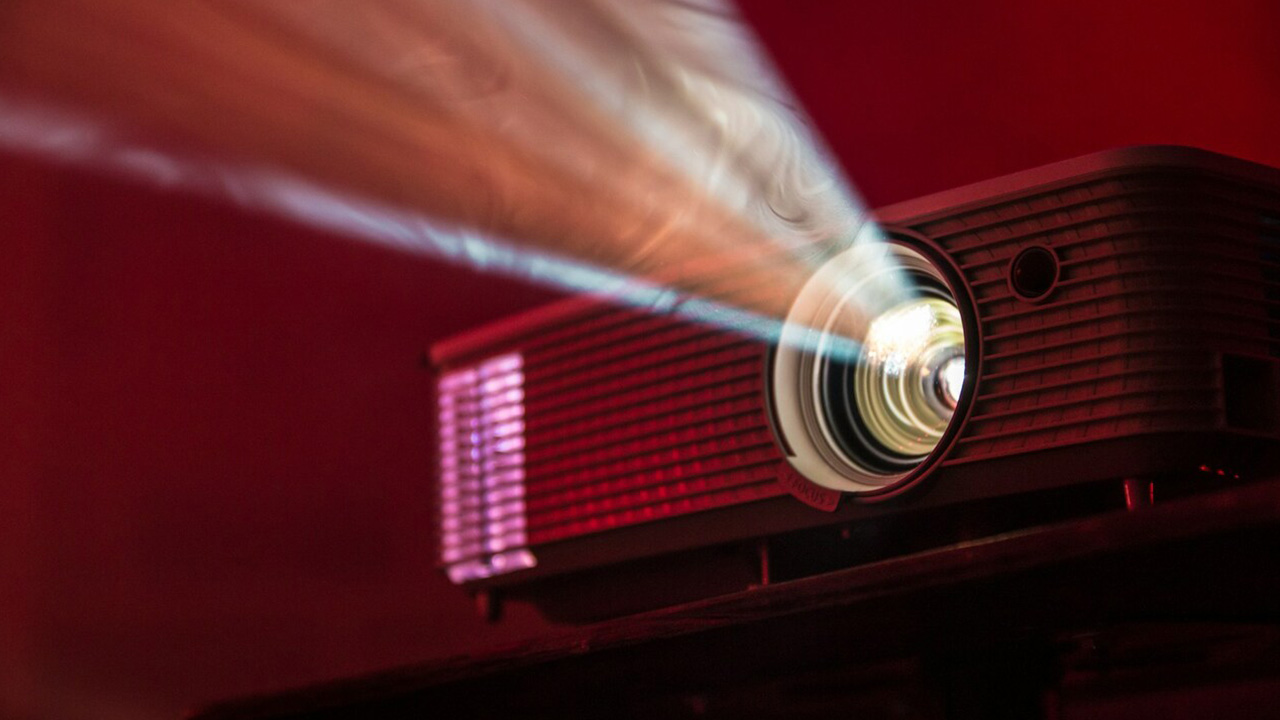 Disfruta de una experiencia cinematográfica en casa instalando un proyector 3 disfruta cine en casa con proyector