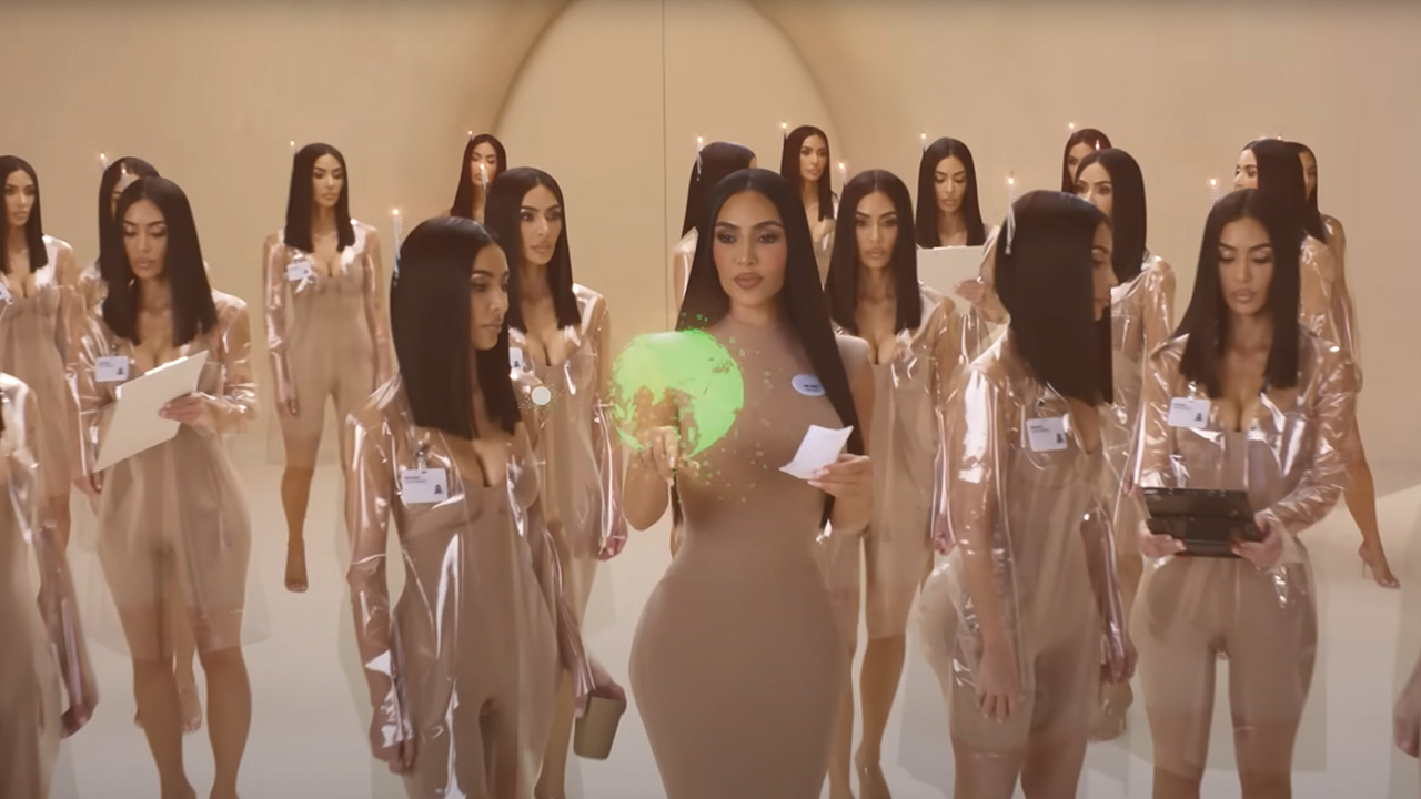 Múltiples clones de Kim Kardashian protagonizan el anuncio de SKIMS 2 anuncio de skims clones de kim kardashian