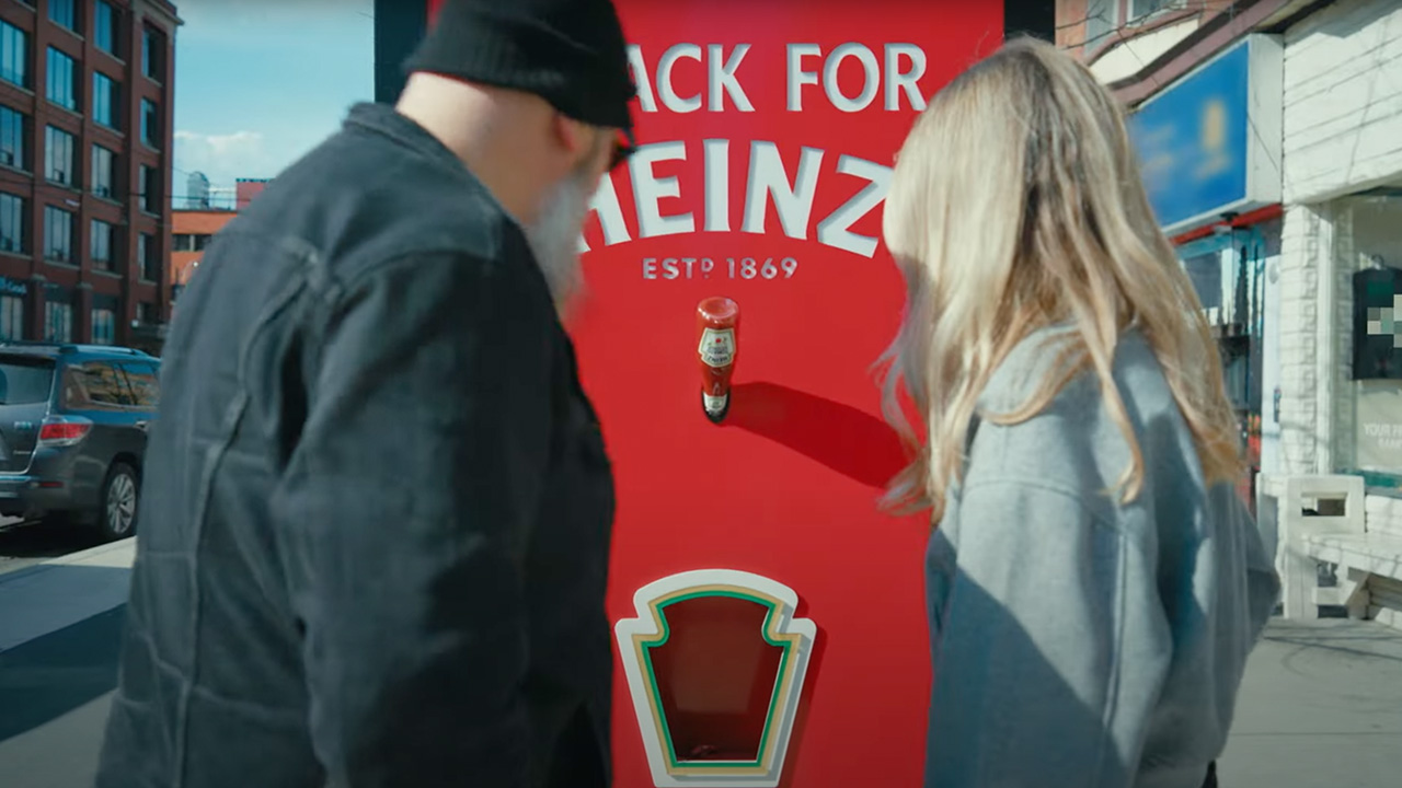 La divertida acción de Heinz delante de los restaurantes que no sirven Ketchup 3 accion de heinz smack for heinz