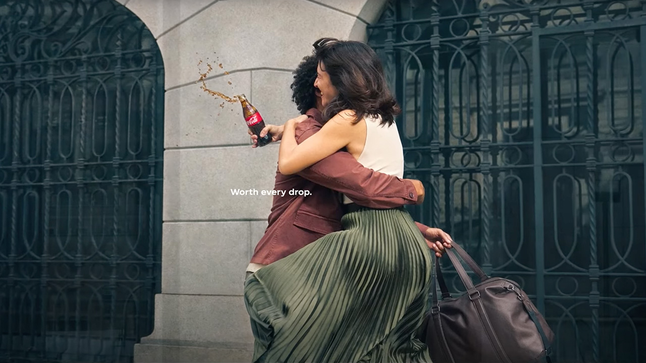 Coca-Cola commercial manages to recreate happiness with "Spills" 9 anuncio de coca cola spills