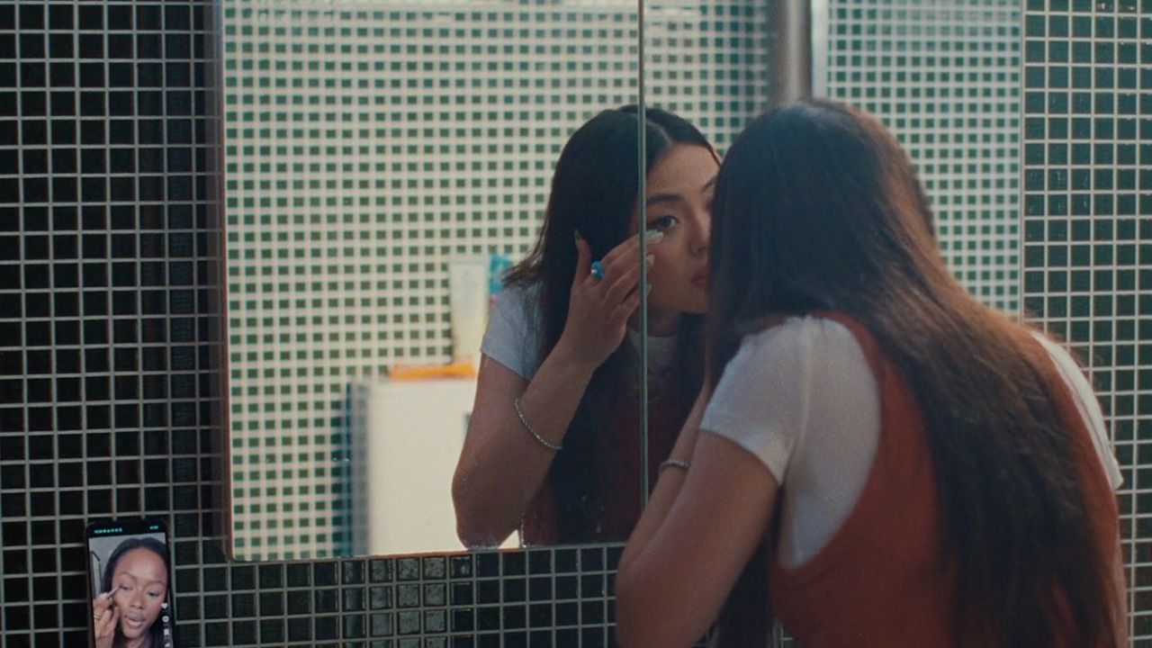 Maybelline's advert on social media and mental health 3 anuncio de maybelline reconnect with you