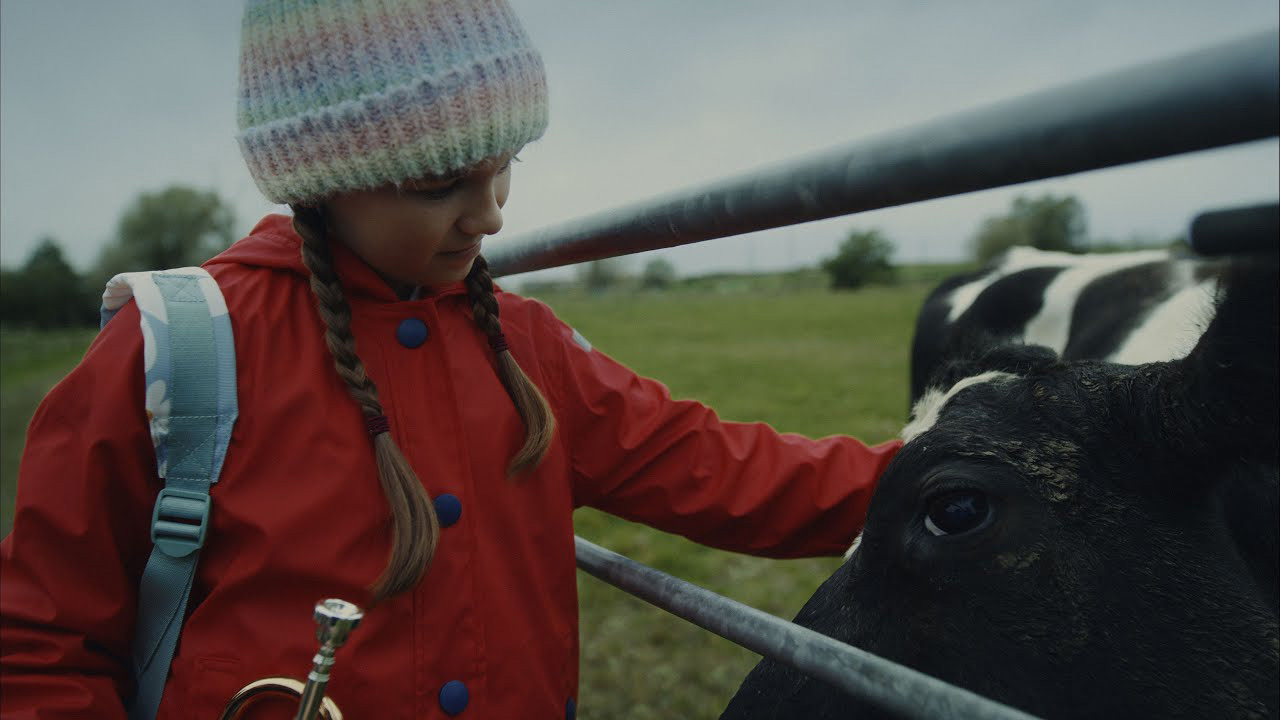 El impactante anuncio de Navidad de Peta: "La niña y la vaca" 9 anuncio de navidad de peta 2024