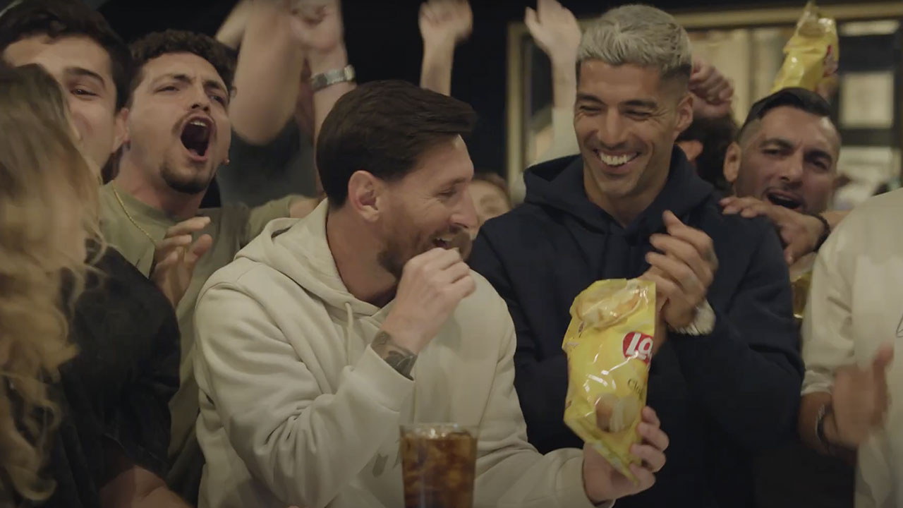 Lays commercial surprises fans with Messi and Suarez's visit into a bar 3 anuncio de lays messi the lays crawl