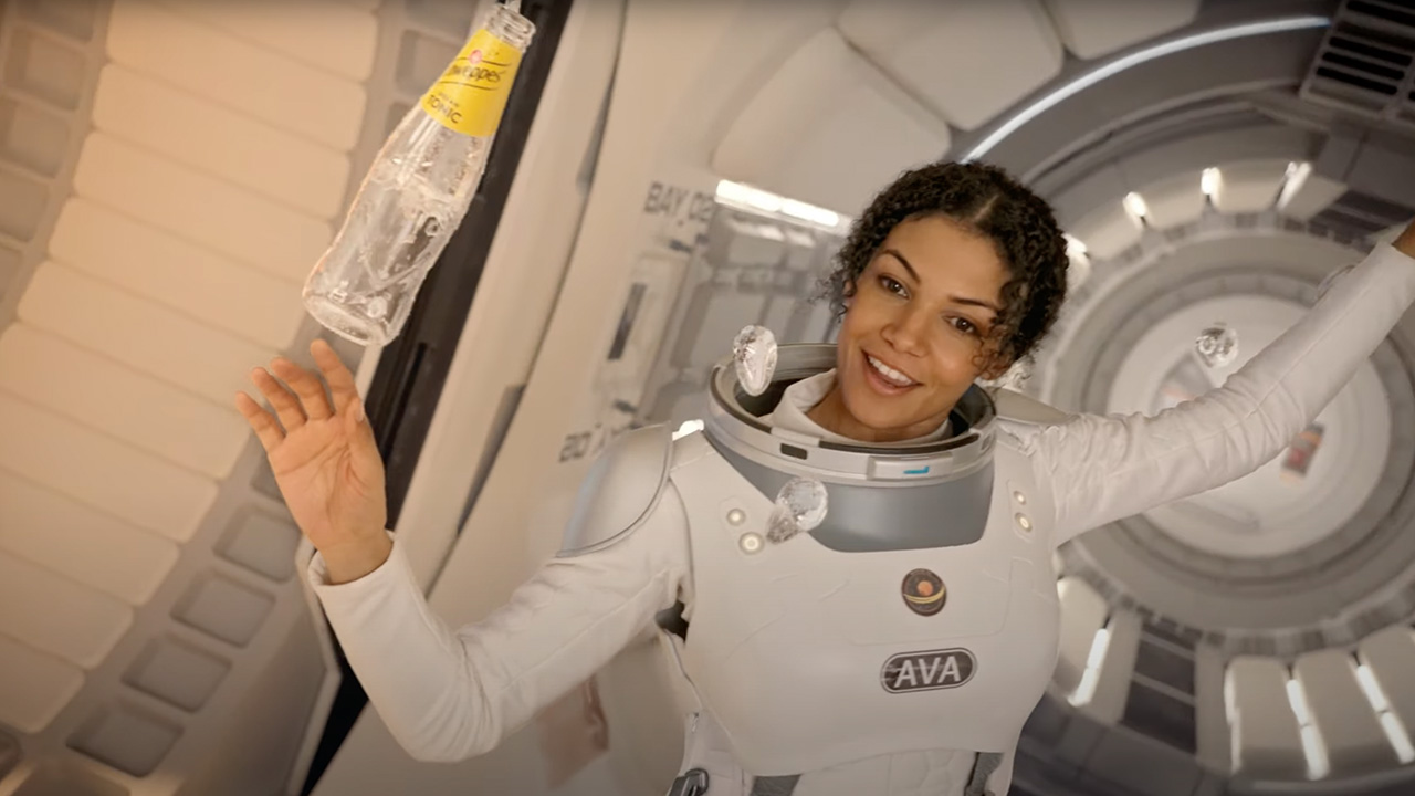 Who is the actress in the Schweppes advert? 2 anuncio de schweppes mision a marte