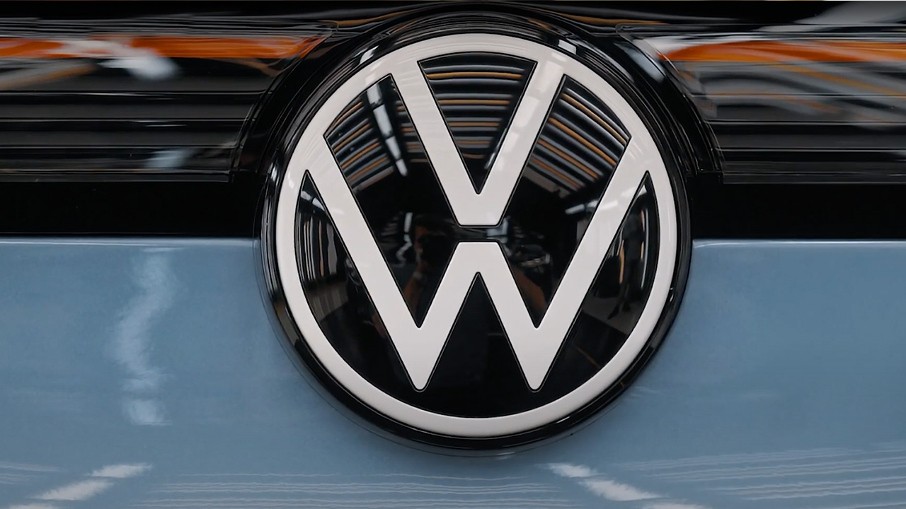 The controversial Volkswagen advert similar to 2013's Apple campaign 2 anuncio de volkswagen what does it mean to be volkswagen