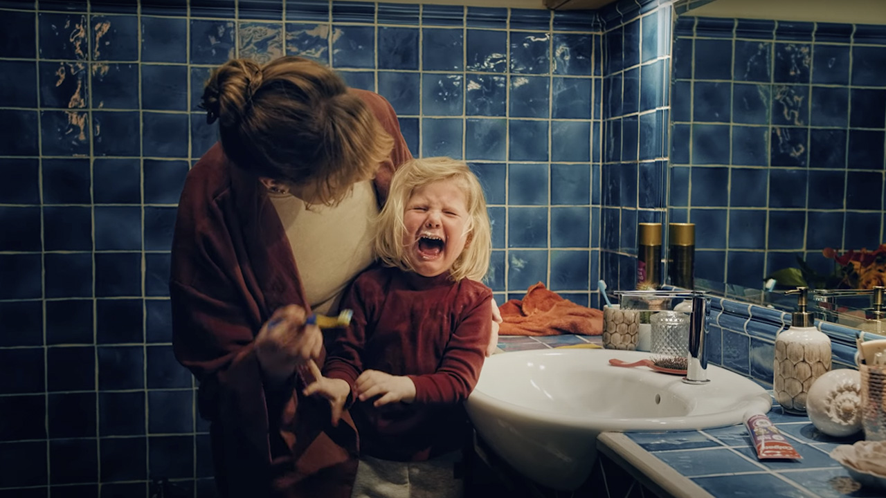 Colgate advert is a fun story about motherhood: "Smile Fight" 3 anuncio de colgate smile fight