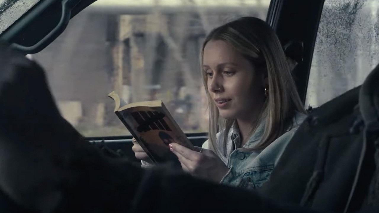 Amazon Books advert brings the books you're reading to life 4 anuncio de amazon books bring a book to life