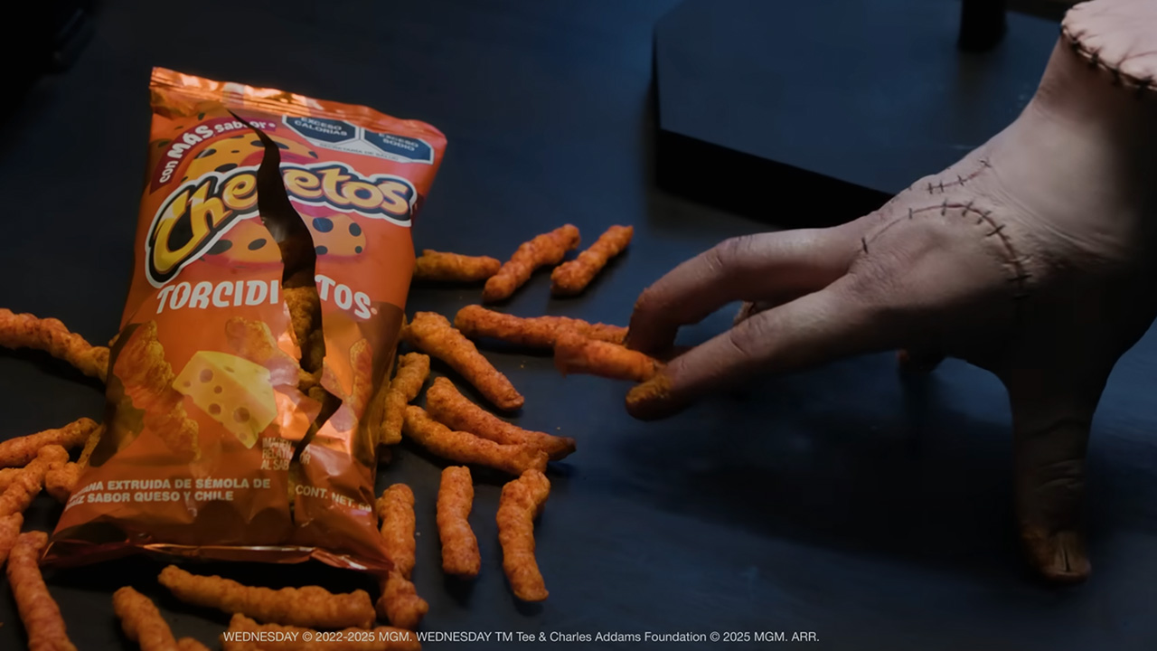 The "Thing" tries desperately to open a bag in the Cheetos commercial. 3 anuncio de cheetos todo por cheetos la cosa