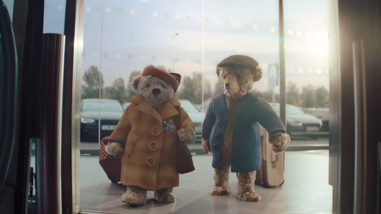 Heathrow's Christmas advert brings back Doris and Edward 2 anuncio de navidad del aeropuerto de heathrow 2025 it must be loved