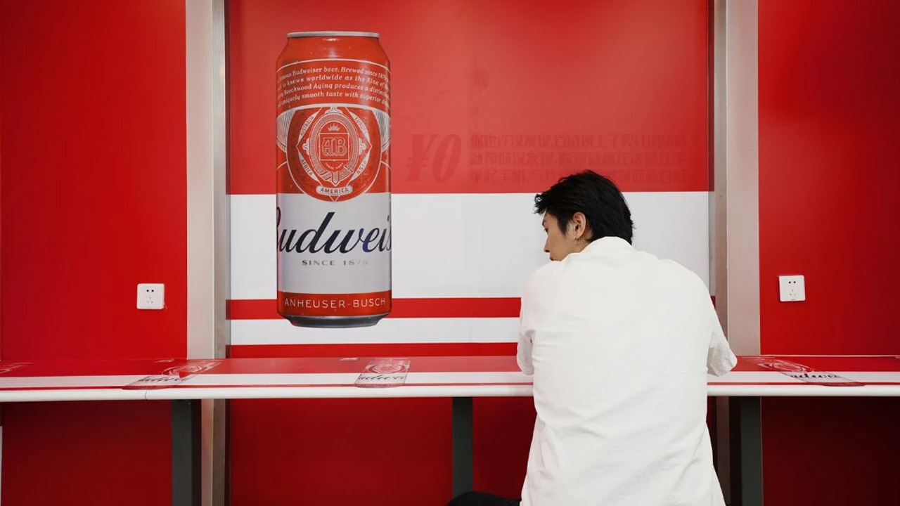 La ingeniosa campaña de Budweiser en China: "Barely Noticeable Promotions" 1 budweiser en china barely noticeable promotions