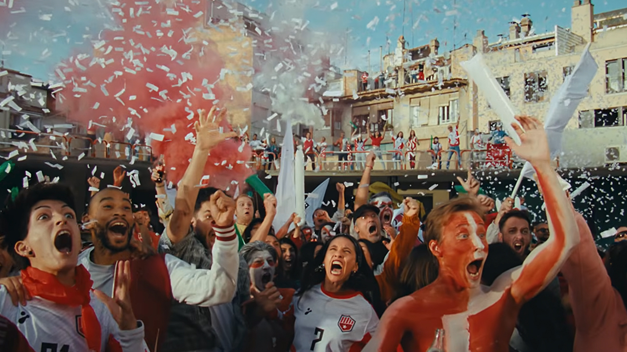 El anuncio de Coca-Cola convierte la tensión del VAR en una celebración colectiva 4 anuncio coca cola no better feeling